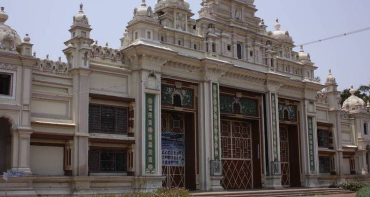 Edificio histórico con arquitectura ornamentada y portones grandes.