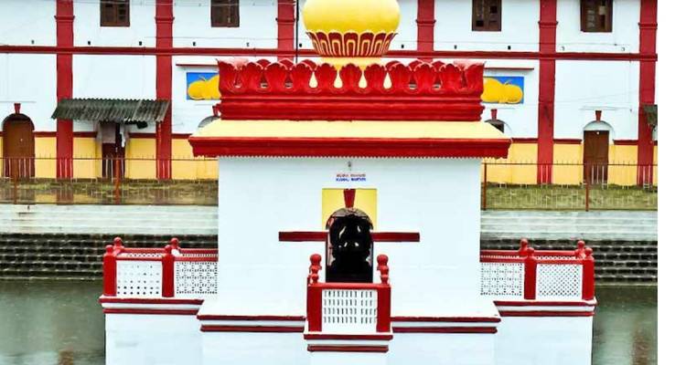 Pequeña estructura de templo sobre una plataforma rodeada de agua.