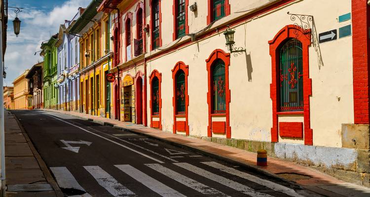 Bunte Kolonialstraße gesäumt mit pastellfarbenen Gebäuden und lebendigen architektonischen Details.