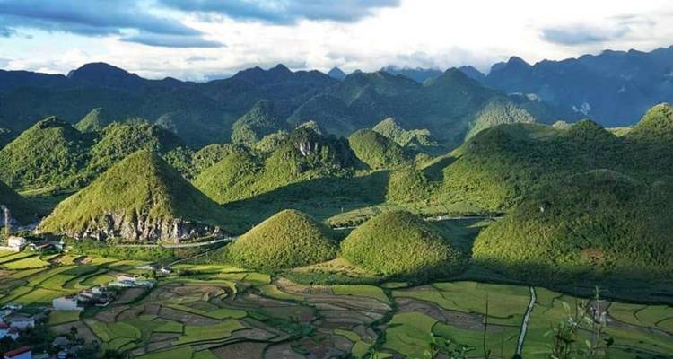 Montañas con formas únicas, con vista a un valle con campos agrícolas.