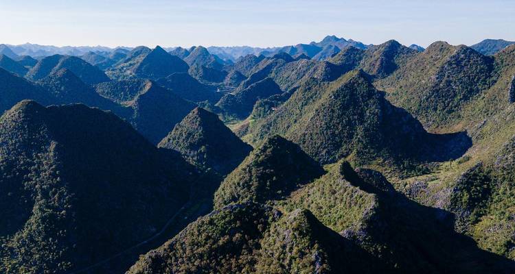 Vista aérea de un paisaje montañoso escarpado cubierto de vegetación exuberante.