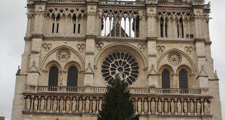 Vista frontal de la Catedral de Notre-Dame en París.