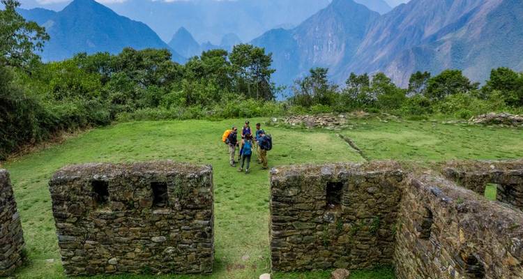 Grupo de personas en un sitio incaico.
