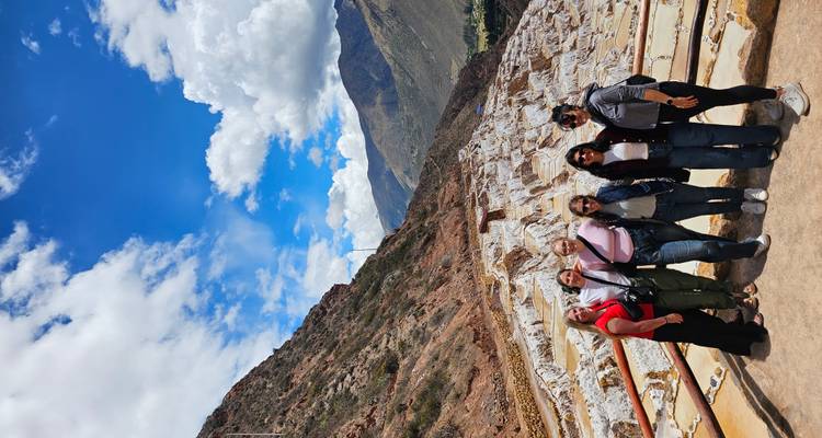Grupo de personas posando en las terrazas de sal de Maras.