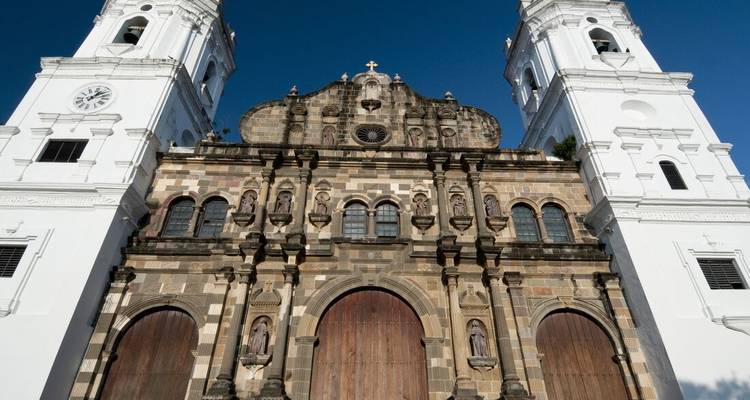 Fassade einer historischen Kirche mit Türmen und Statuen.