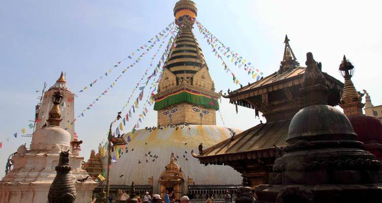 Boudhanath Stupa umgeben von kleineren Schreinen.