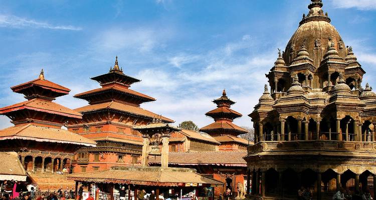 Historischer Platz mit Tempeln und Steinmetzarbeiten.