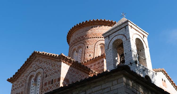 Iglesia con ladrillado detallado y cielo azul.