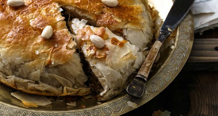 Primer plano de un pastel marroquí tradicional con almendras.