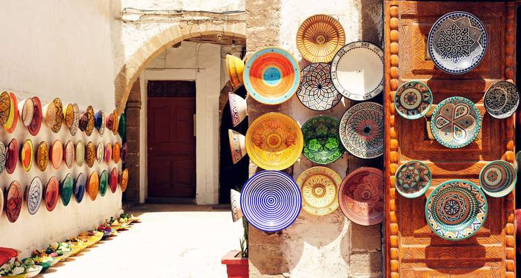 Cerámicas marroquíes coloridas expuestas en una pared.