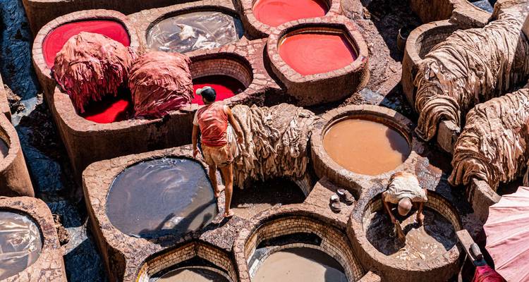 Curtiduría tradicional con fosas de tinte coloridas.