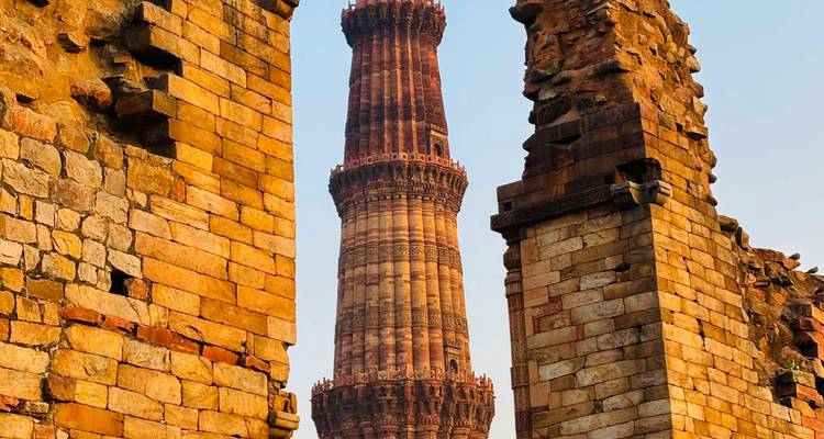 The text you provided is already in English, and here's the Spanish translation:
**Qutub Minar con ruinas circundantes.**
Note: "Qutub Minar" is a proper noun (the name of the famous minaret in Delhi, India), so it remains the same in Spanish.