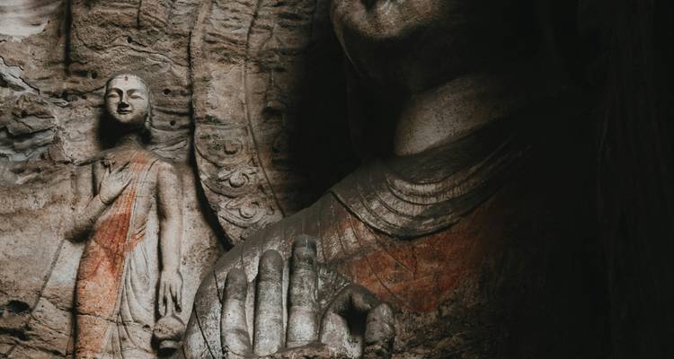 Escultura intrincada de una figura histórica de Buda.