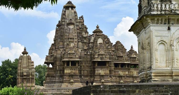Temples anciens avec des sculptures complexes et des flèches.