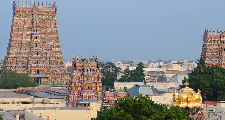Tours de temple colorées dans un paysage urbain indien.