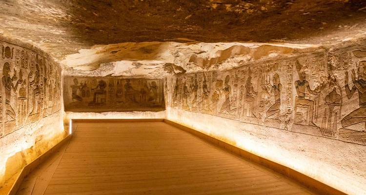 Sculptures murales intérieures à Abou Simbel avec éclairage tamisé.