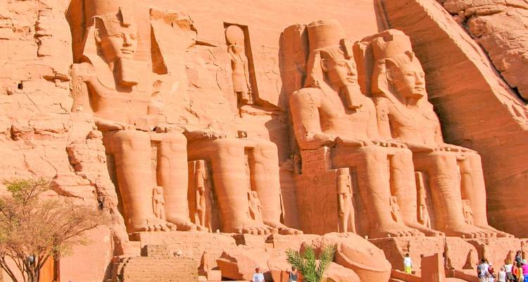 Vue de face des temples d'Abou Simbel avec un soleil éclatant.