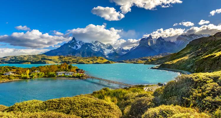 Vista espectacular del Lago Pehoé turquesa con los dramáticos picos Cuernos del Paine y nubes