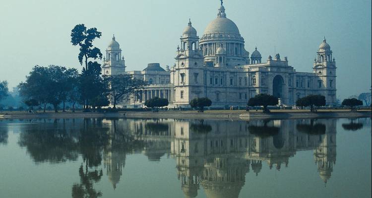 Victoria Memorial in Kolkata met weerspiegeling in het water.
