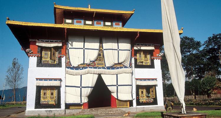 Een traditioneel ingericht gebouw met grote luifels.
