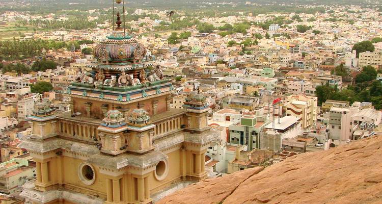 Vista aérea de una ciudad con una gran torre decorativa.