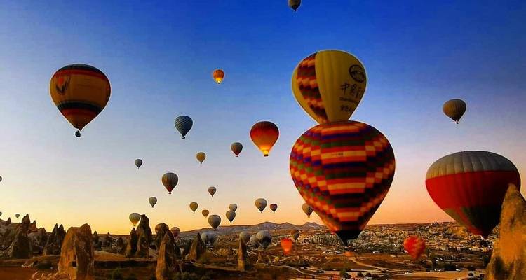 Montgolfières dans le ciel au lever du soleil.