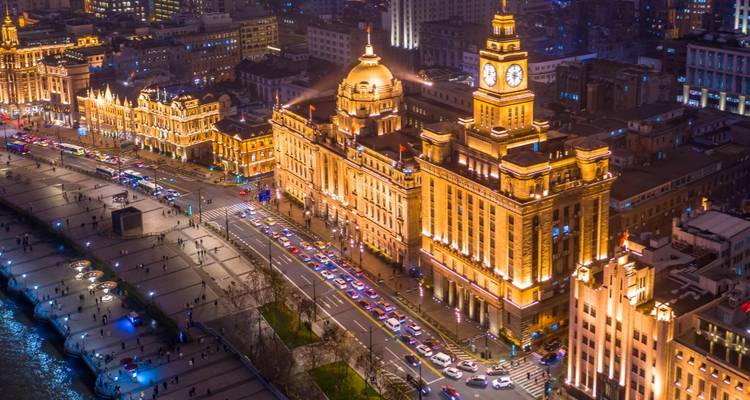 Vue aérienne d'une zone urbaine magnifiquement éclairée la nuit.