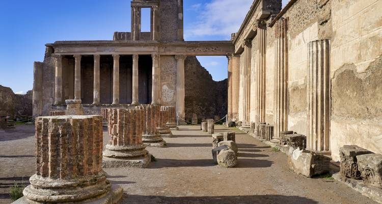 Ruines antiques d'un site romain avec des colonnes.
