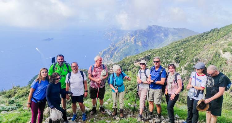 Excursionistas disfrutando de una vista de la Costa Amalfitana, Italia.