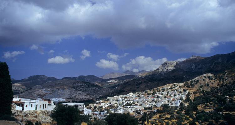 Pueblo de montaña bajo un cielo nublado.
