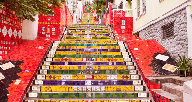 Escaleras de azulejos coloridos conocidas como Escadaria Selarón, un monumento icónico.