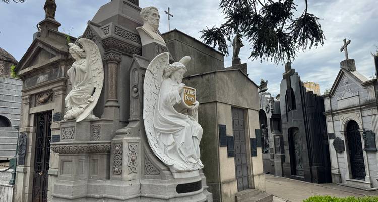 Rij met sierlijke mausolea en engelbeelden langs een smal paadje op de begraafplaats van Recoleta.