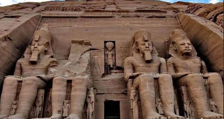 Buitenaanzicht van Abu Simbel met grote beelden uitgehouwen in de rots.