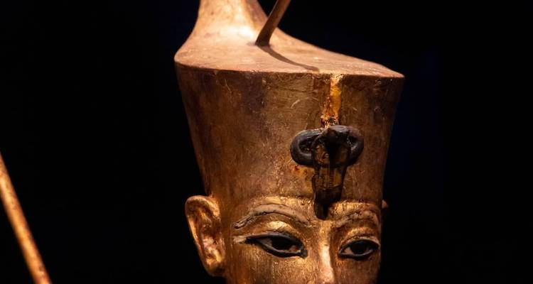 Close-up van een andere hoek van een oud-Egyptisch standbeeld met een staf.