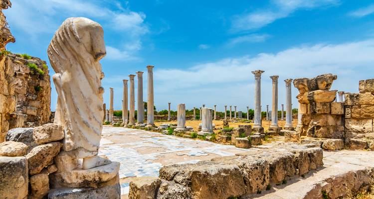 Goed bewaarde marmeren zuilen en oude ruïnes van Salamis onder de heldere blauwe Cypriotische hemel.