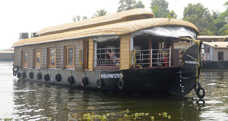 Una casa flotante tradicional flotando en un río tranquilo.
