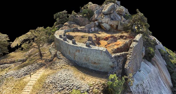 Vue aérienne d'une ruine aux murs de pierre possiblement en Afrique.