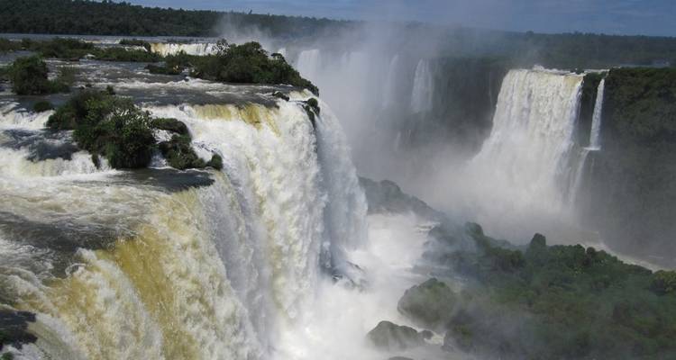 Vista elevada de las Cataratas del Iguazú con agua fluyendo y neblina.