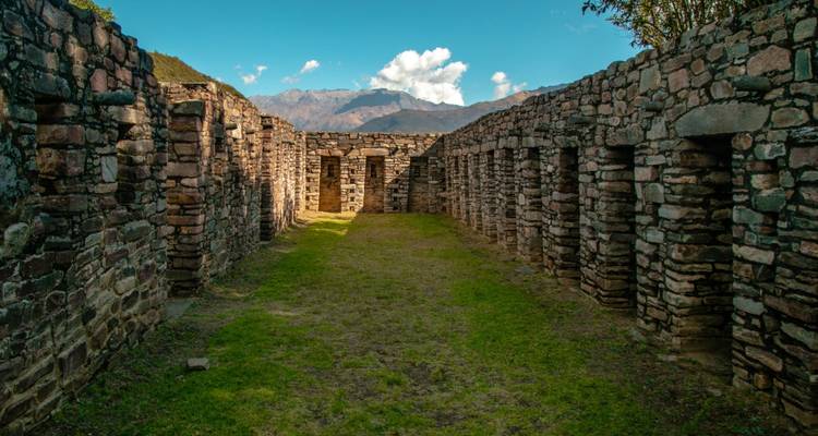 Corredor de piedra vacío con fondo montañoso en Choquequirao.