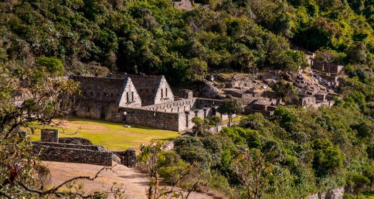 Ruinas de Choquequirao con vegetación circundante.