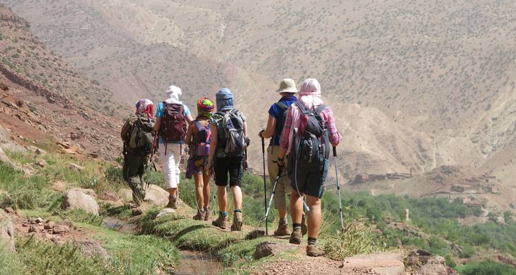 Grupo de senderismo en un sendero de montaña.