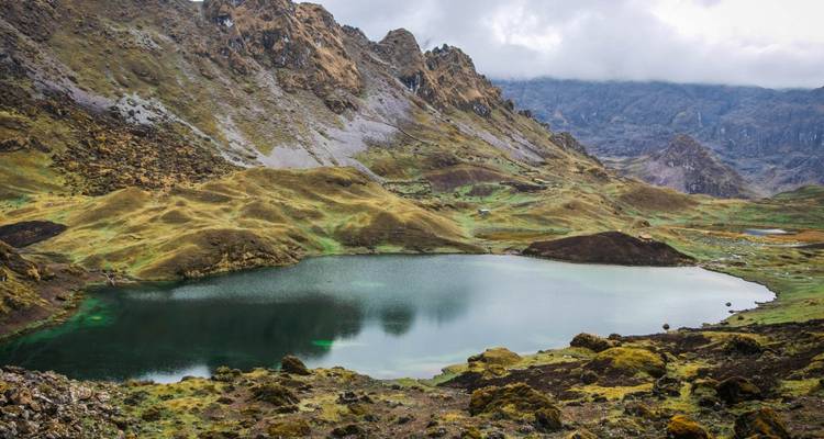 Hermoso lago rodeado por terreno montañoso escarpado.