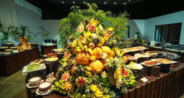 Üppige Obstauslage mit einer Vielfalt tropischer Früchte.