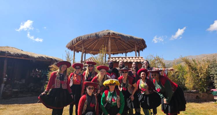 Groupe vêtu d'habits traditionnels dans un cadre rural.