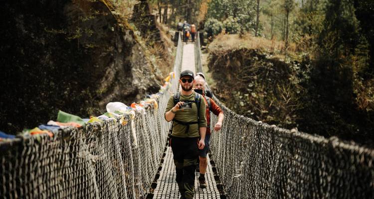 Personne traversant un pont suspendu.