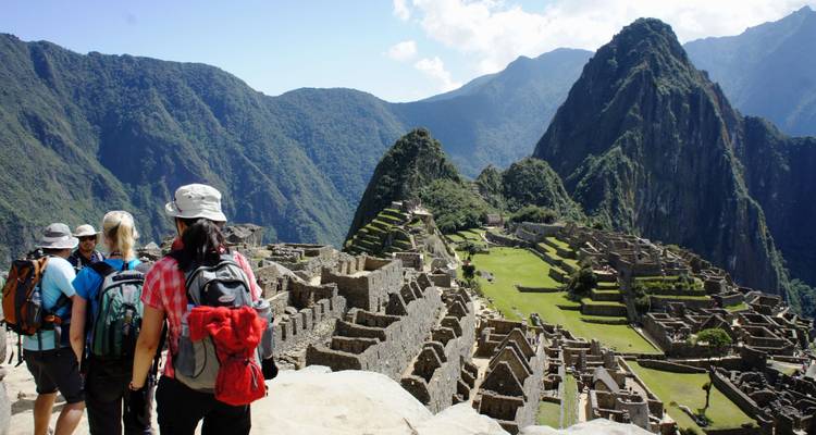 Touristes surplombant le Machu Picchu avec les montagnes en arrière-plan.