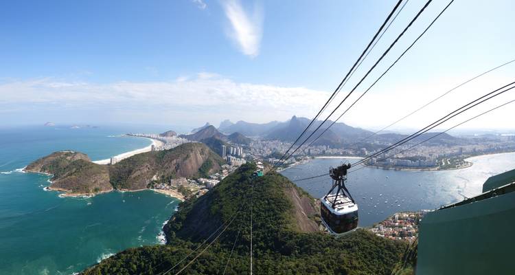 Vue aérienne de Rio de Janeiro avec montagnes et littoral.