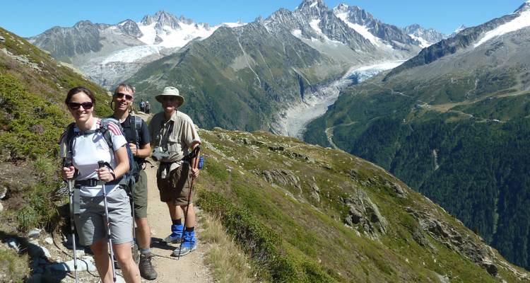 Groupe de randonneurs profitant de la vue sur les montagnes.
