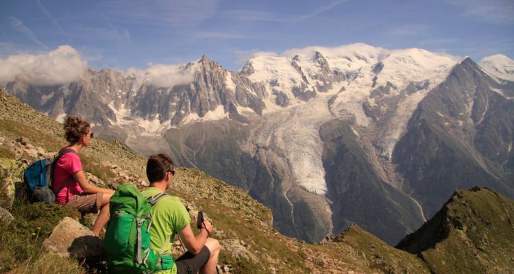 Vue du Mont Blanc avec deux personnes en train de se reposer.
