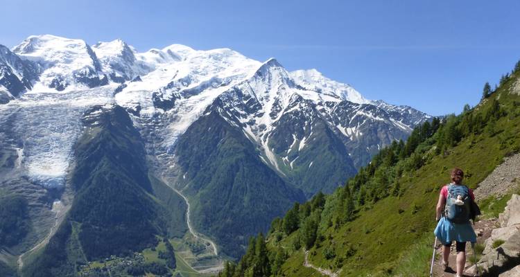 Randonneur avec une vue imprenable sur le Mont Blanc.